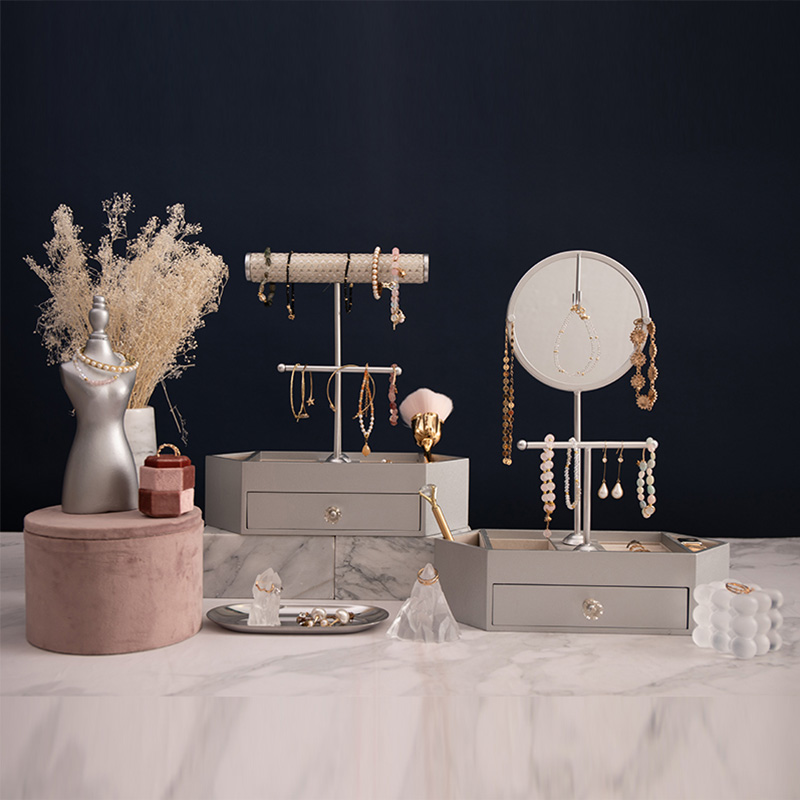 둥근 거울을 가진 T 모양 보석 조직자 나무로 되는 탁상 화장용 조직자