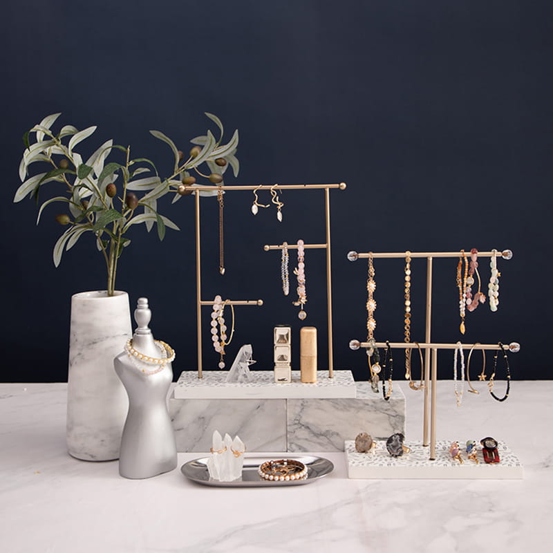 베이스가 있는 보석 보관 랙