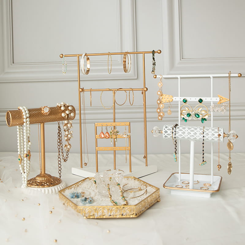 보관 트레이가 있는 팔찌 진열대