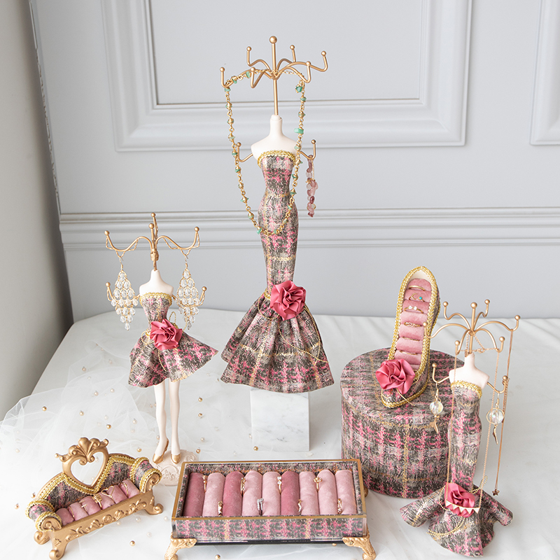 격자 무늬 드레스 형태 마네킹 모양의 하이힐 구두 모양의 보석 디스플레이 홀더 세트